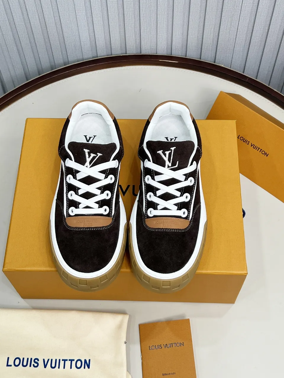 p620💰Men's shoes ❤️❤️❤️Top version LV-Louis Vuitton-Classic catwalk new style Air glue process·Original 1:1 development and reproduction! ! The upper foot is very comfortable. It is made of luxurious materials and fine workmanship. The midsole is printed with English letters "Made in Europe". The upper is made of calfskin imported from Italy. The side is decorated with the brand's LOGO and signature. The latest latex foot pads and mesh lining make the foot feel super comfortable. The original two-color TPU combination outsole is specially provided by the original factory. Bag technology Goodyear stitched edges Fabric: Exclusive custom first-layer cowhide Accessories: Exclusive private model Vuitton logo, lining: Customized silk mesh lining - first-layer silk cowhide lining Outsole: TPU combination outsole wear-resistant, non-slip and anti-yellowing Foot pads: new latex pads-mesh sweat-absorbent Counter technology: fully computerized sewing machine wire drawing Toe box back cover Hot and cold shaping Full set of pull-top last with medium and low logo pattern Code number 39-45